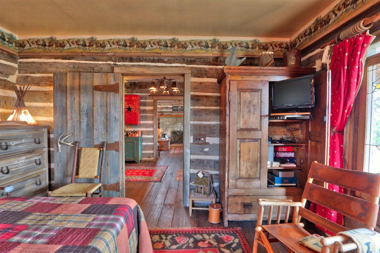 Log Cabin At Old Glory Ranch Βίλα Wimberley Εξωτερικό φωτογραφία
